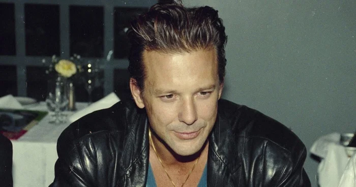 Микки Рурк: как голливудский красавчик 80-х потерял лицо и вернулся в кино