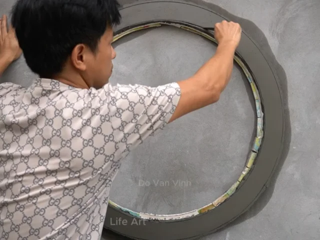 Поразительная цементная скульптура луны