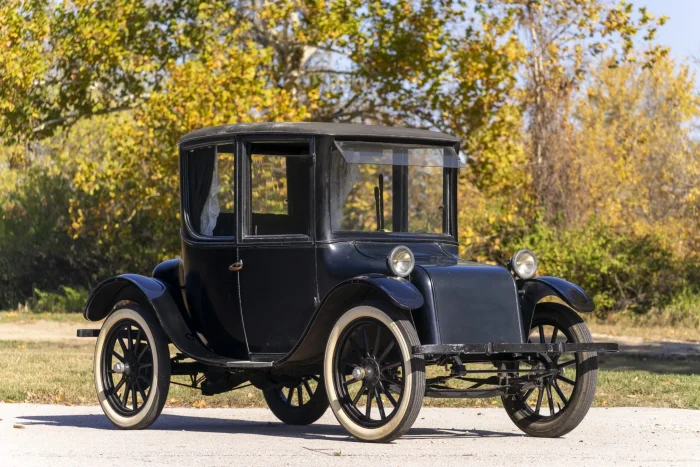 Уникальный лот появился на аукционе: 105-летний электромобиль, сохранивший свою работоспособность.