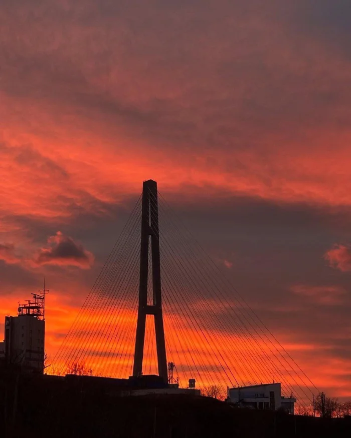 🌇 Неожиданно яркий декабрьский закат в Приморском крае