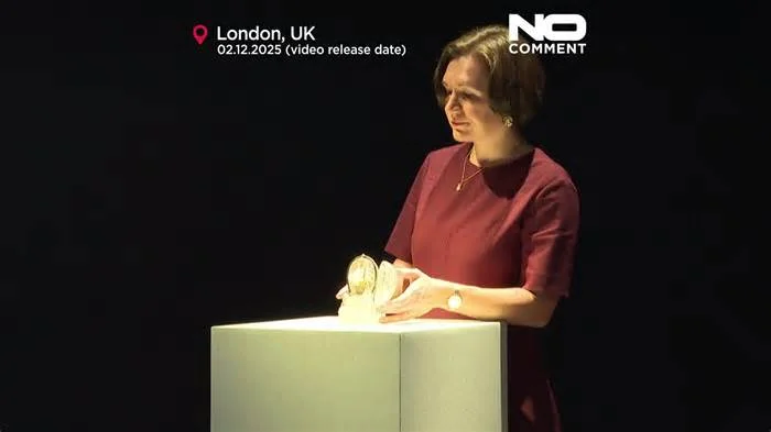 Зимнее яйцо Фаберже  в горячих женских руках