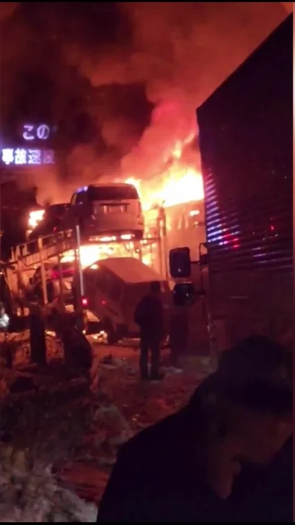 Только что: В результате аварии на шоссе к северу от Токио в Японии более 50 автомобилей столкнулись друг с другом. Десять из них загорелись