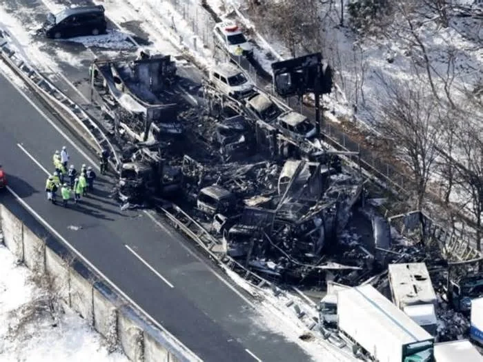 Только что: В результате аварии на шоссе к северу от Токио в Японии более 50 автомобилей столкнулись друг с другом. Десять из них загорелись