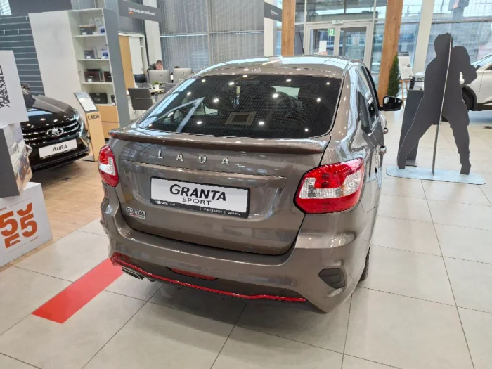 АвтоВАЗ объяснил разницу в ценах на Lada в России и Беларуси: конкуренция!