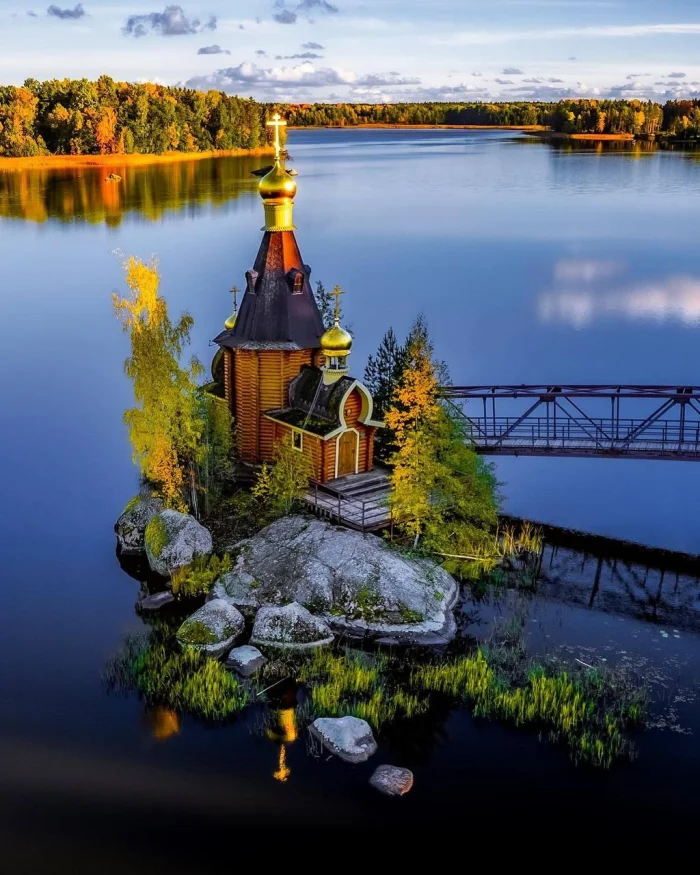 ⛪️ Церковь Андрея Первозванного: храм, выросший на ледниковом валуне