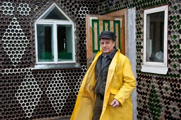 🏡 Дом из бутылок: стеклянное чудо Смоленщины