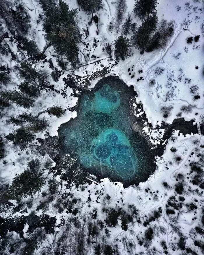 Гейзерное озеро в Горном Алтае — бирюзовый феномен среди снегов