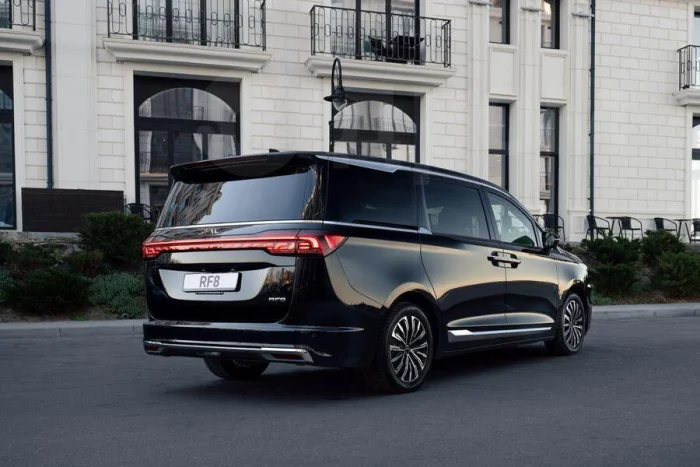 JAC выводит на российский рынок новый вэн