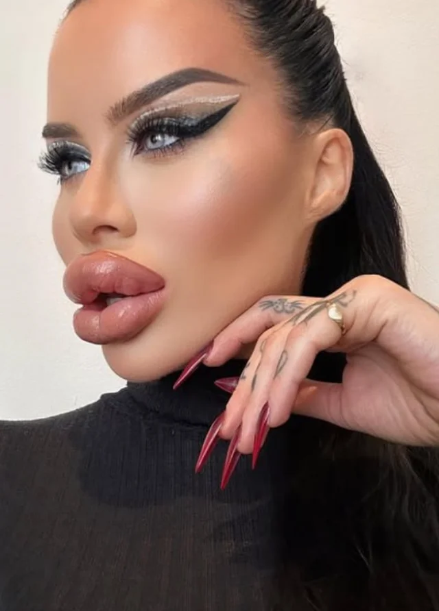 Эволюция образа: от девочки к динозавру