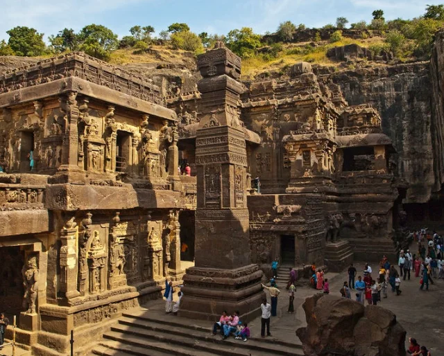 Кайласанатха — вырезанный в скале храм Шивы