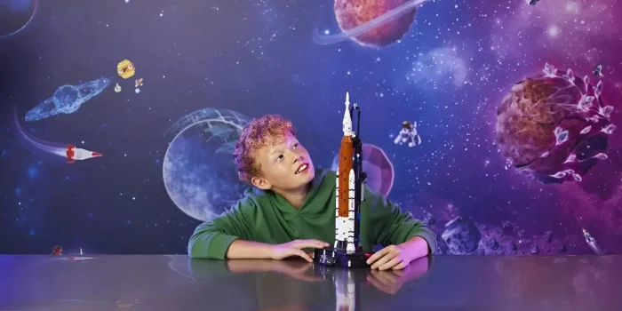 Lego выпустила набор, позволяющий собрать копию лунной ракеты NASA SLS, способную к запуску