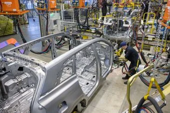 Липецкий завод «Моторинвест» перешел на полный цикл сборки кроссоверов Evolute.