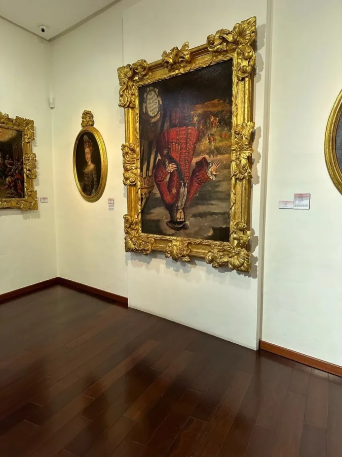 Почему картину испанского короля перевернули в музее?