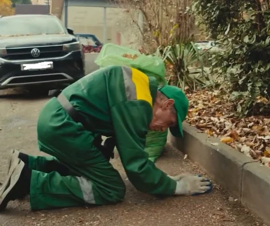 Ползал на коленях, чтобы убирать улицы: неравнодушные люди собрали дедушке 9 млн на дом