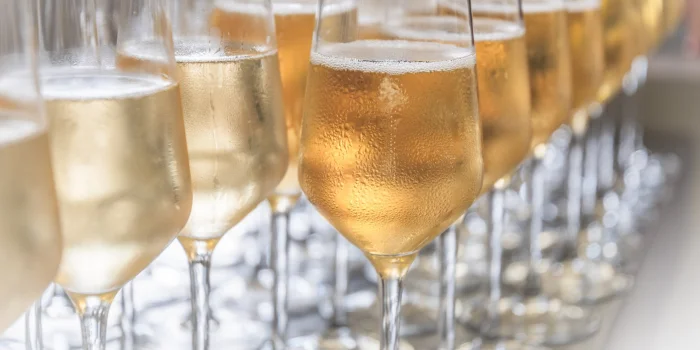 Советы сомелье: как не ошибиться с выбором шампанского и просекко на Новый год