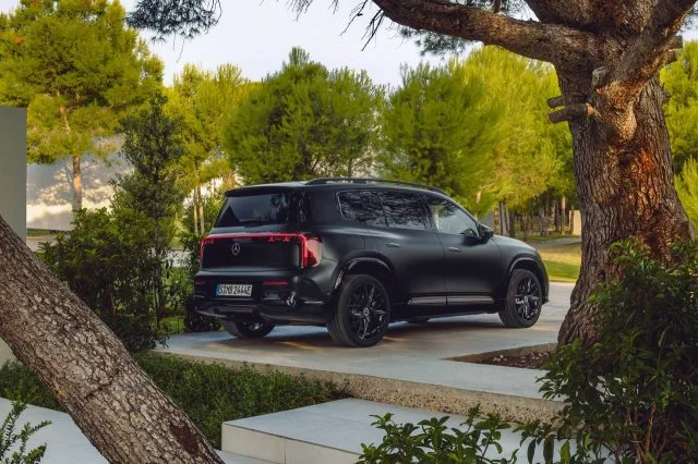 Стильный и технологичный: Mercedes-Benz представил рестайлинг электрического EQB