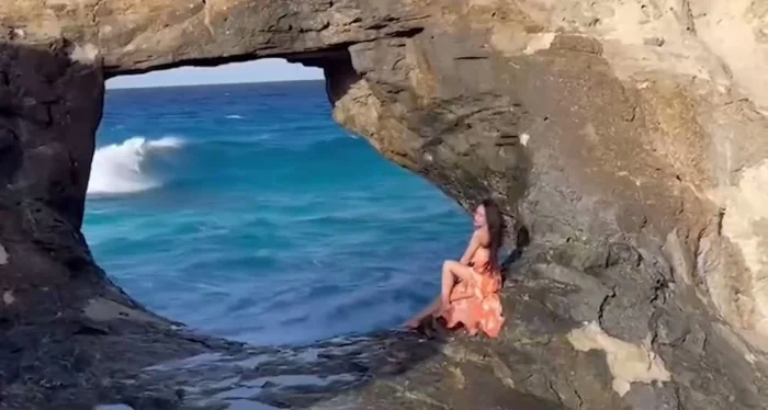 Туристка из Китая стала жертвой стихии - ее смыла волна