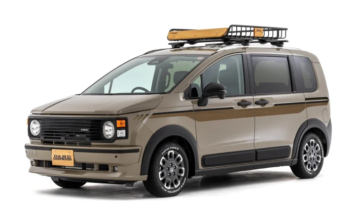 В Японии стартовали продажи набора для стилизации Honda Freed в ретро-ключе.