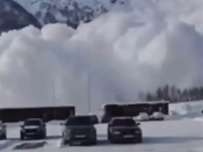 На Эльбрусе снежная лавина накрыла жилую зону с домами