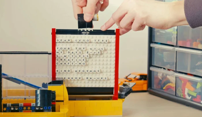 LEGO-мастер создал действующую печатную машинку из конструктора.