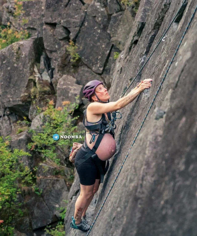 Беременная покоряет скалы