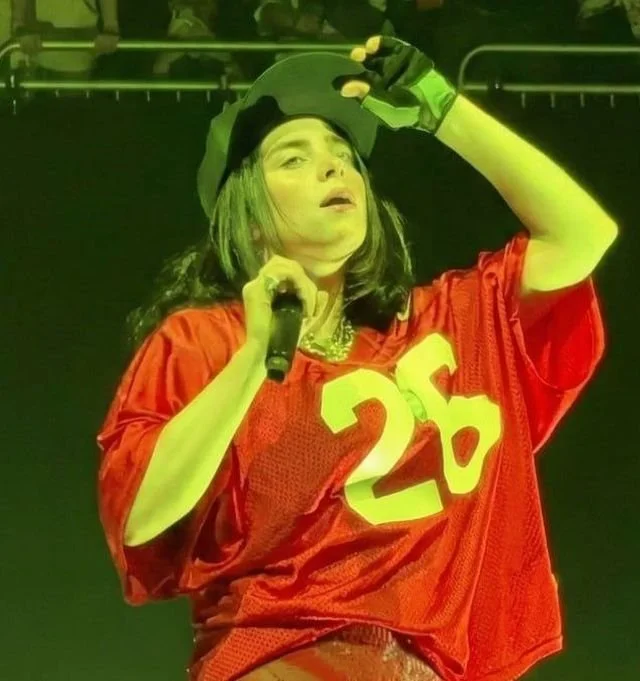 Фанаты Билли Айлиш неоднозначно отреагировали на её недавний наряд.