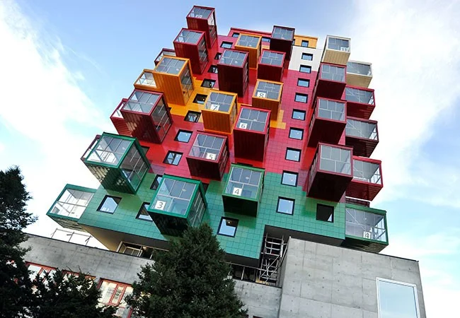 Яркая геометрия на серой основе: дом, вызывающий полярные эмоции.