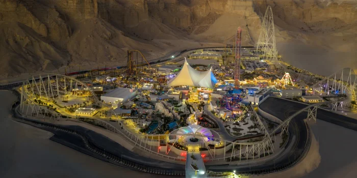 На грани возможного: в Саудовской Аравии открылся парк развлечений будущего