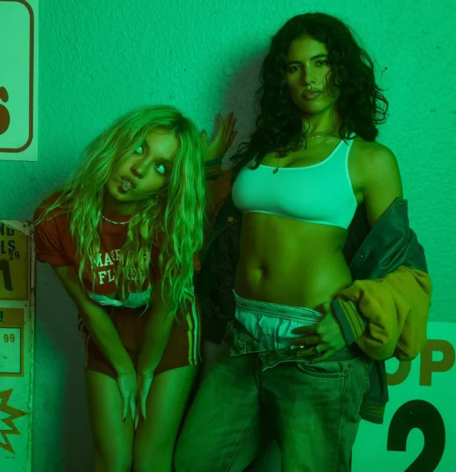 Сидни Суини продолжает рекламировать свой бренд Syrn