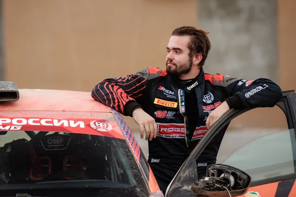 Триумфальная победа гонщика Леонида Рогозина на Кубке России по ралли 2025 года подчеркивает ценность преемственности поколений в российском автоспорте
