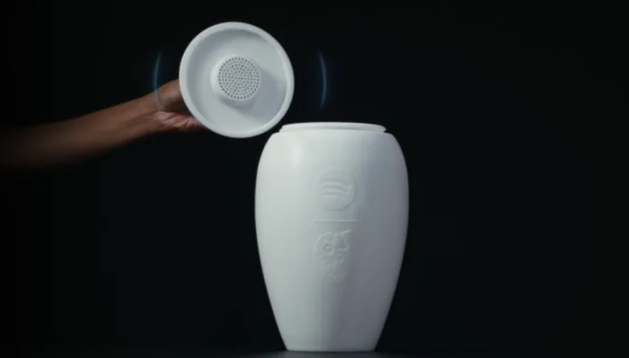 Урна для праха нового поколения со встроенной колонкой