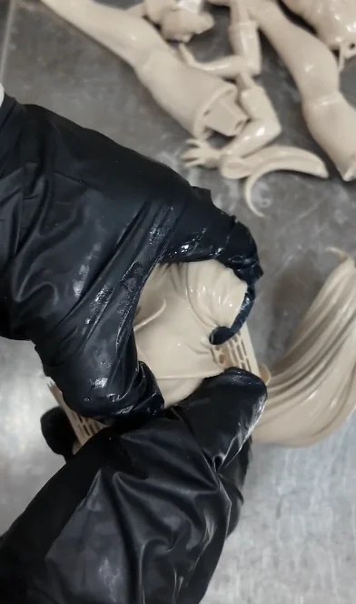 Девушка с формами на 3D-принтере