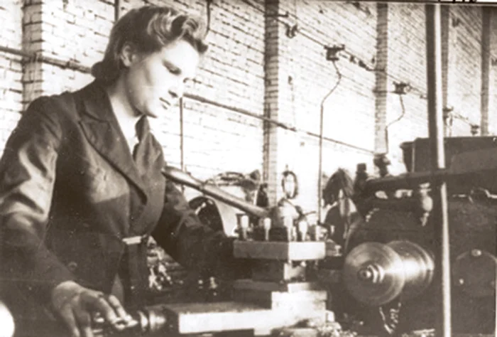 Девушки-рабочие из эпохи СССР