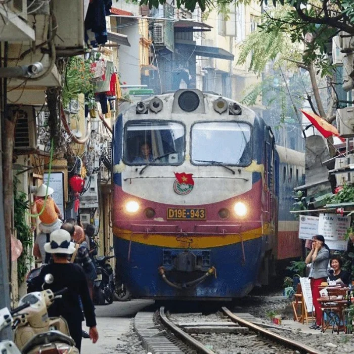 Необычная улица во Вьетнаме с действующей железной дорогой