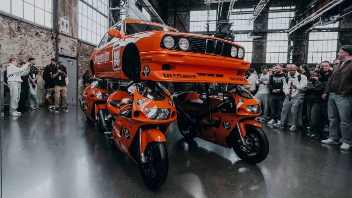 Безумный тюнинг: BMW M3 заменили колёса на мотоциклы