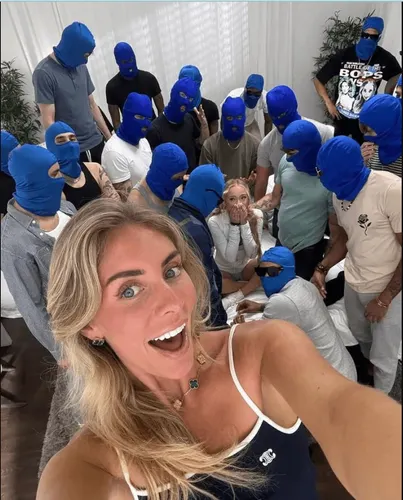 Брат скандальной онлифанщицы Бонни Блю стал рэпером и снял её в клипе ради хайпа