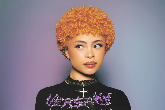 Ice Spice показала себя без фотошопа и сравнила с «праздничным тортиком»