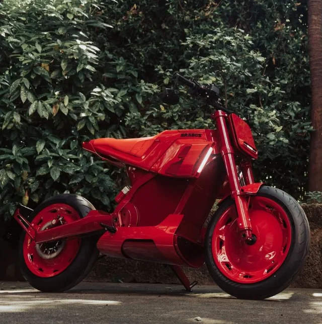 Яркие электробайки от Brabus и DAB Motors вызвали споры на выставке в Милане