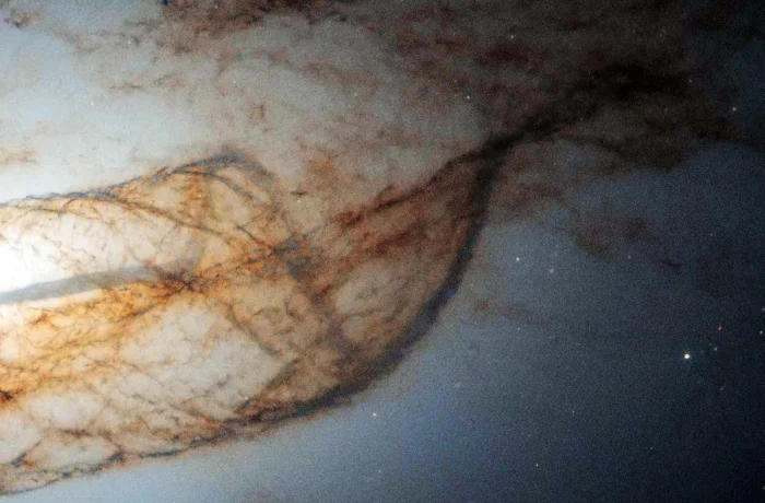 NGC 4753: одна из самых странных и загадочных галактик