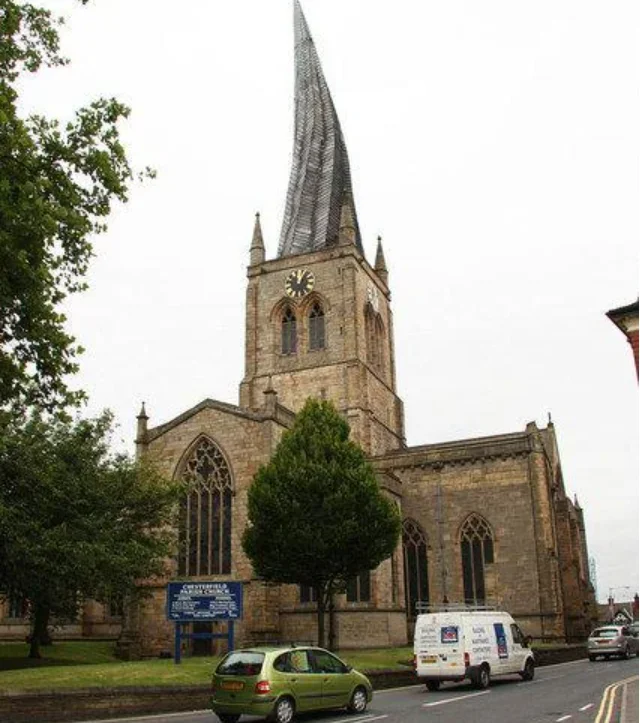 Почему шпиль церкви в Честерфилде искривился: архитектурная загадка Англии