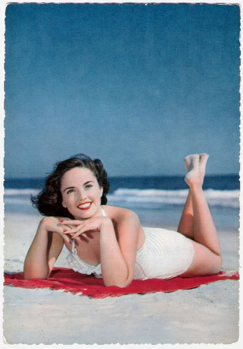 Подборка в ретро купальниках из 40-50х годов