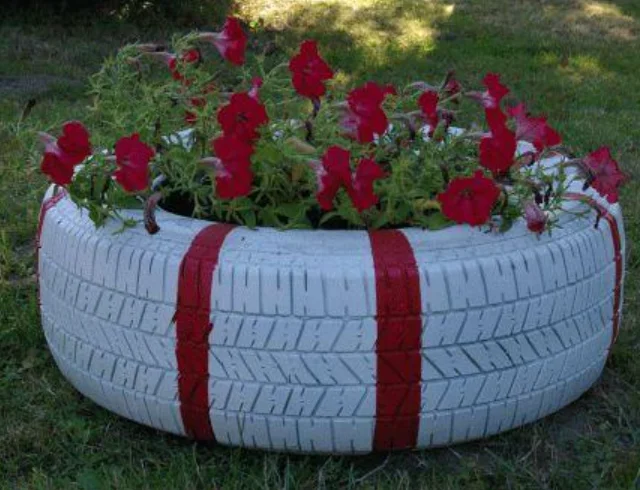 Россиян предупредили о штрафах за клумбы из старых шин