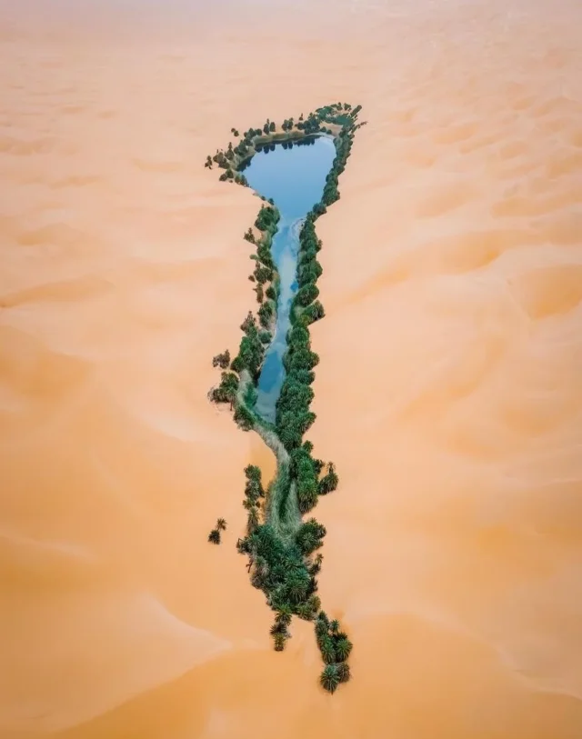 Уникальное озеро Ам-Альма обнаружено среди песков Сахары