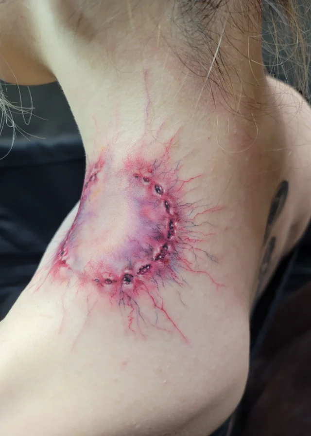 В Японии набирают популярность татуировки в виде укусов зомби