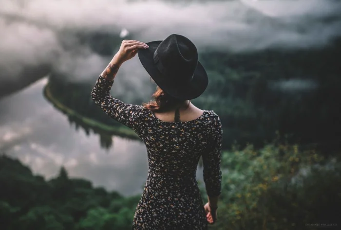 Женщина в шляпе...