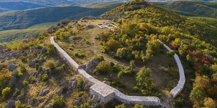 Археологи нашли в замке Вучак древнеримский алтарь возрастом 1700 лет