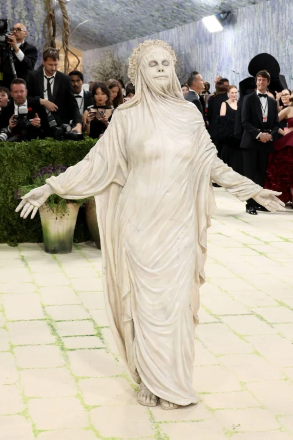 Хайди Клум эпатировала публику на Met Gala, перевоплотившись в статую: интернет-пользователи сравнивают образ с Хэллоуином