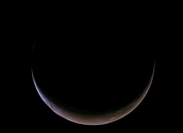 Необычный “серп” на Марсе: новый снимок от NASA