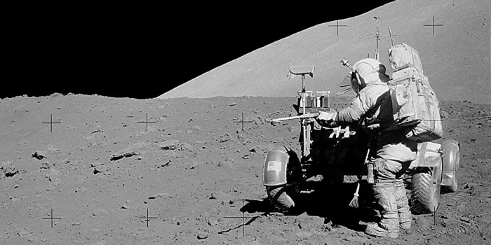 В лунном грунте возрастом более 50 лет обнаружили серную аномалию