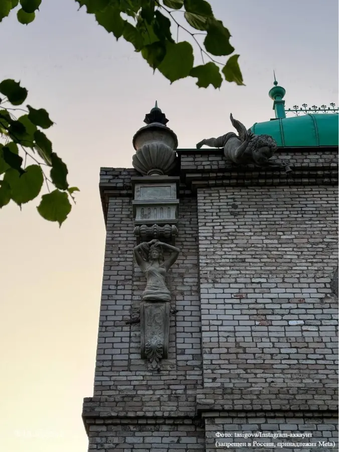 🏰 Дом с кариатидами на Валдае — сказочный замок, который строят уже больше 10 лет